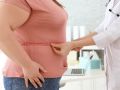 Übergewichtige Frau lässt Bauchumfang bestimmen.
