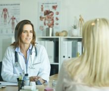 Frauenärztin und Patientin im Gespräch
