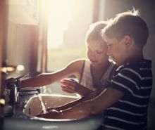 Zwei Kinder waschen sich die Hände