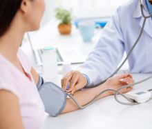 Blutdruck messen beim Arzt
